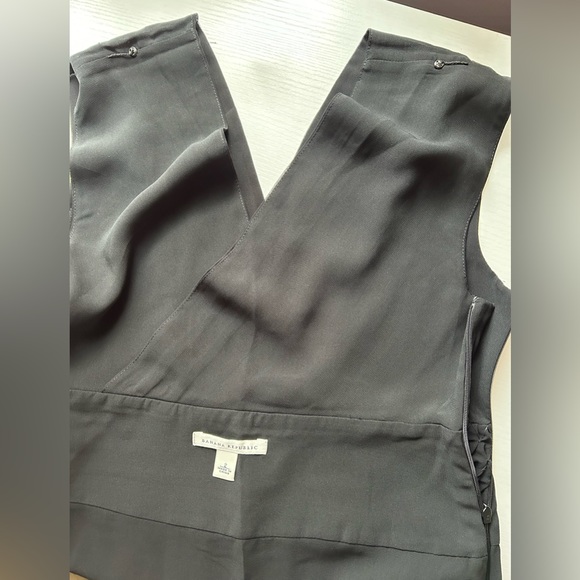 EUC Banana Republic Women’s dressy sleeveless top V-neck Sz 2 - Picture 5 of 5